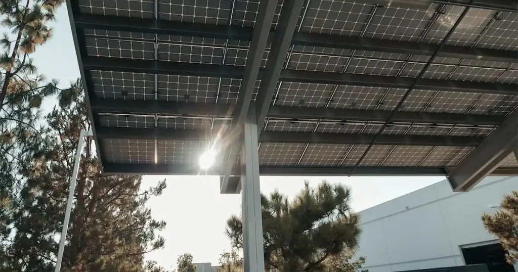Un carport solaire photovoltaique pour 3 voitures